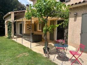 Jolie maison provençale avec piscine